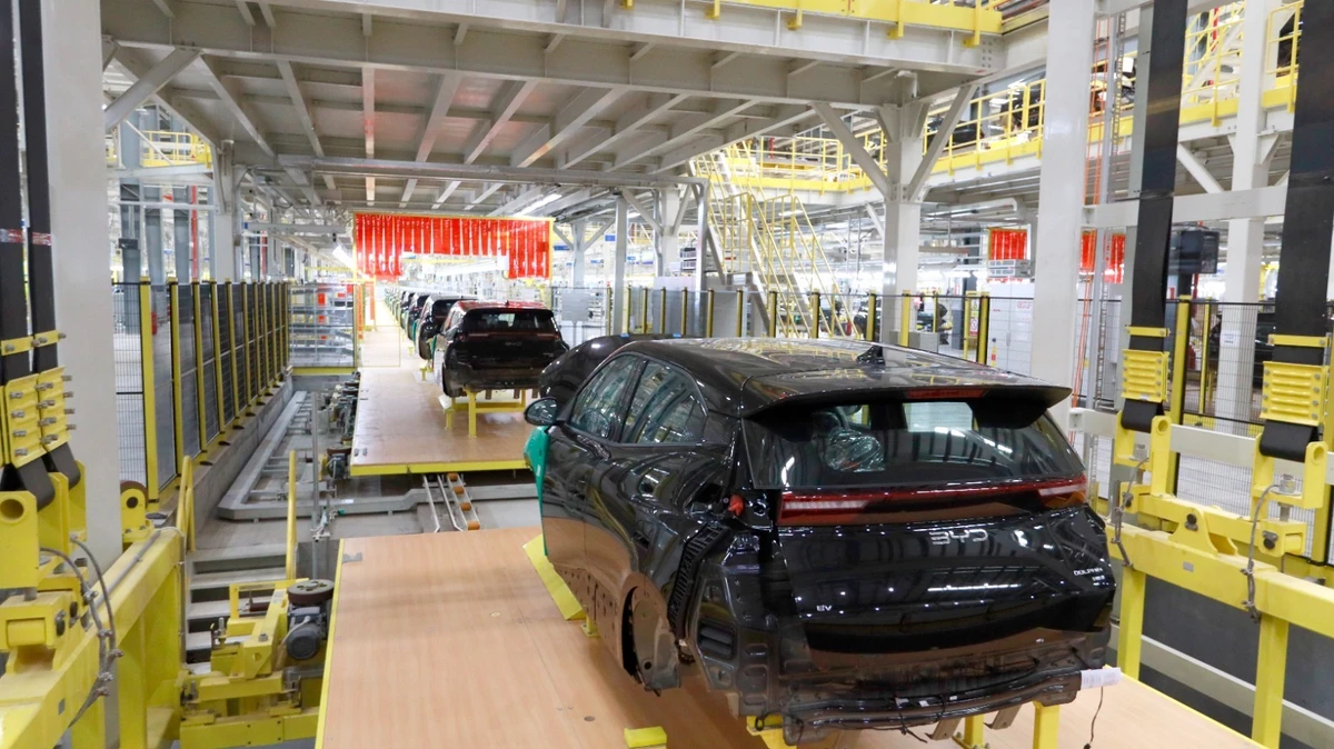 A linha de montagem da fábrica que a BYD construiu em Camaçari ainda está operando em regime de SKD, onde as grandes partes dos veículos já chegam prontas por Joá Souza/GOVBA/Divulgação
