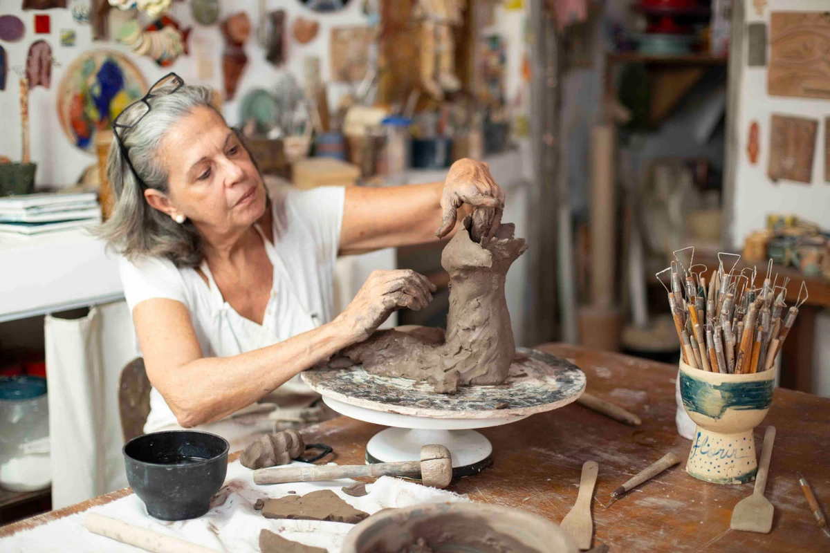 Ceramista e professora Hilda Salomão abre exposição e lança o livro “O Caminho de Volta – Andarilhos”