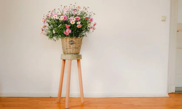 Com poucos materiais e sem gastar muito, é possível montar um banquinho de concreto cheio de estilo