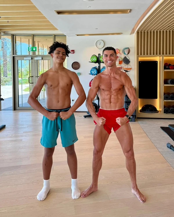 Cristiano Ronaldo e o filho mais velho, Cristiano Ronaldo Jr. por Reprodução/Instagram