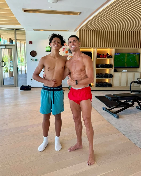 Cristiano Ronaldo e o filho mais velho, Cristiano Ronaldo Jr. por Reprodução/Instagram