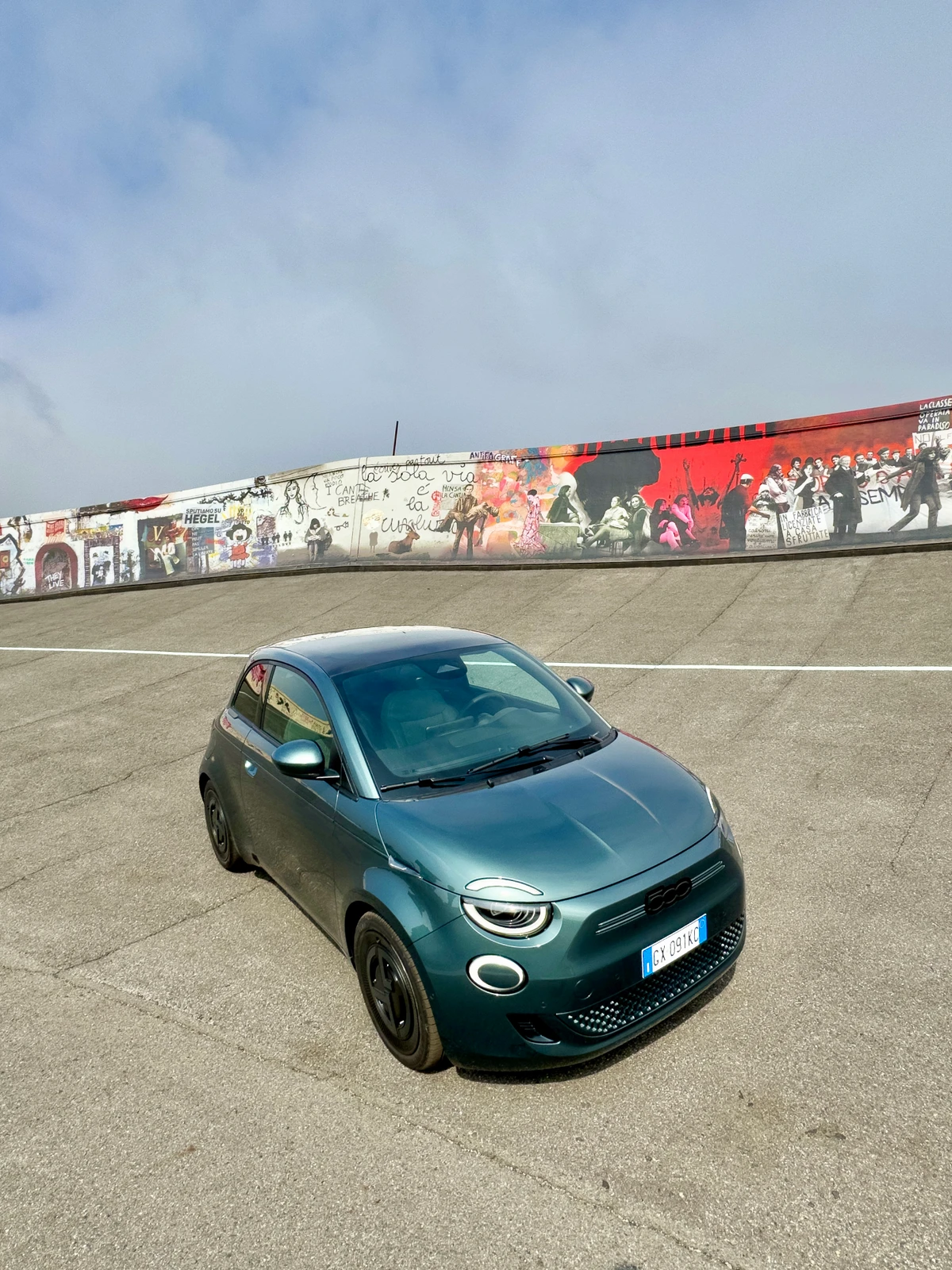 O 500e Giorgio Armani tem o mesmo motor e bateria do modelo comercializado no mercado brasileiro