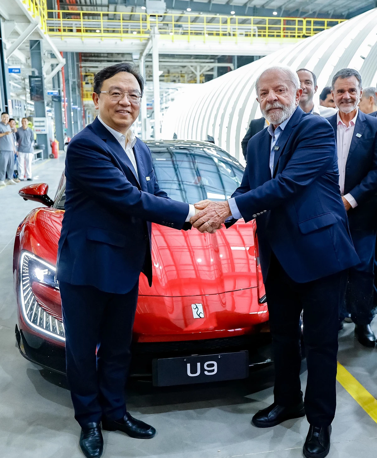 Fundador da BYD, Wang Chuanfu, e presidente Lula na inauguração da fábrica da BYD em Camaçari por Ricardo Stukert/PR