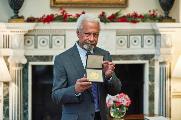 Iraniano Abdulrazak Gurnah, vencedor de 2021 por Divulgação