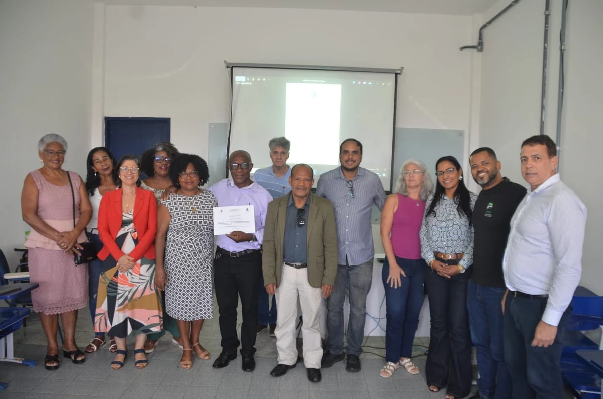 Jeronimo Bispo, amigos e familiares na cerimônia de entrega do certificado de pós-graduação por Antonio Moreira Reis