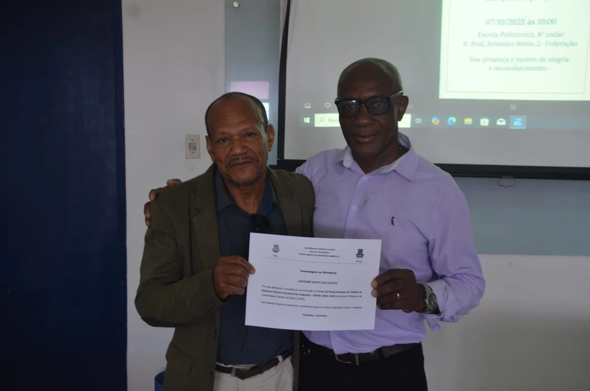 Jeronimo Bispo e filha na cerimônia de entrega do certificado de pós-graduação por Antonio Moreira Reis