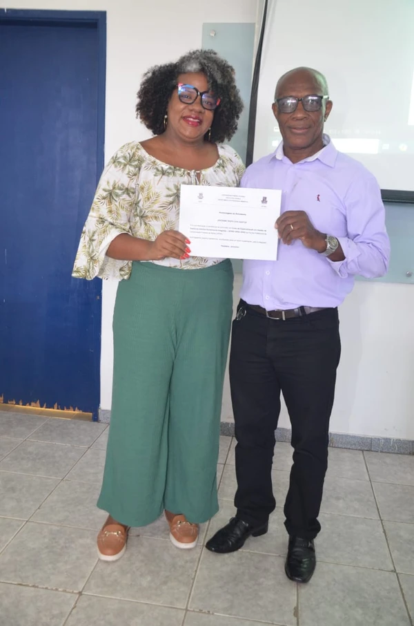 Jeronimo Bispo e filha na cerimônia de entrega do certificado de pós-graduação por Antonio Moreira Reis