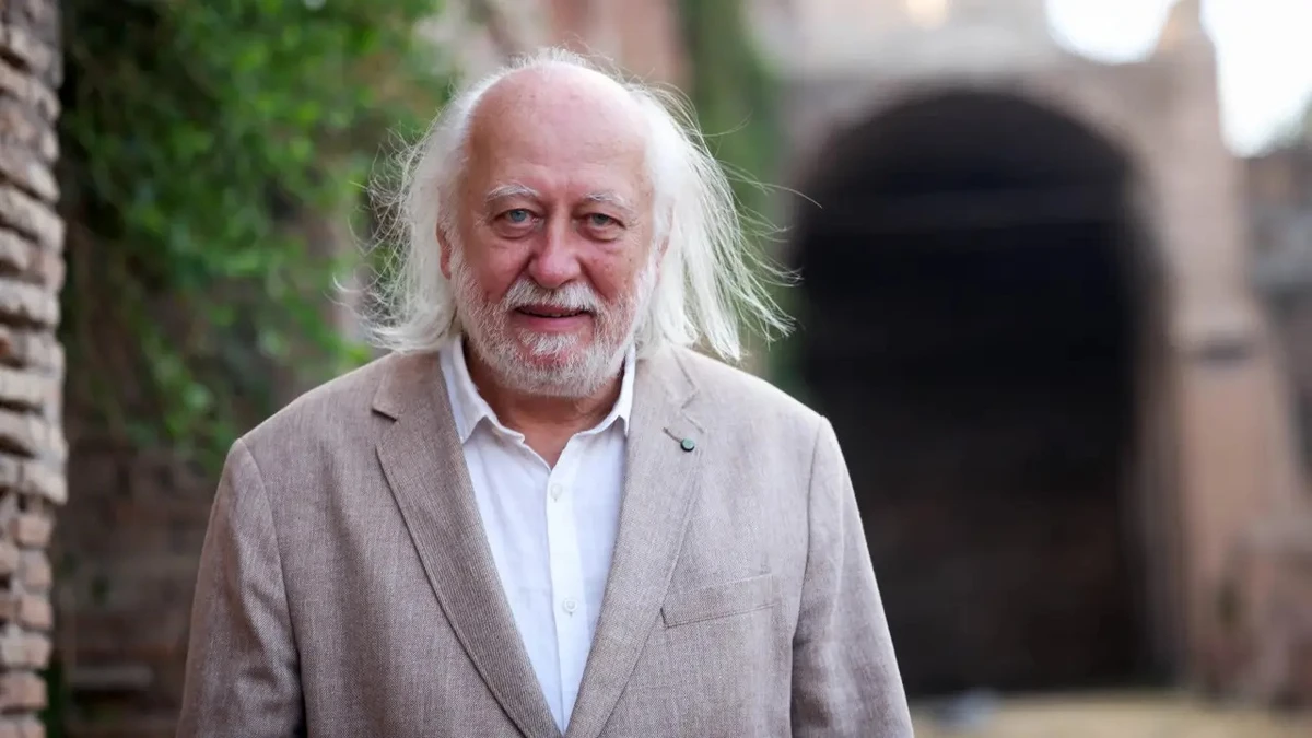 "Krasznahorkai é um grande escritor épico da tradição centro-europeia que se estende de Kafka a Thomas Bernhard", afirmou o presidente do comitê do Nobel por Reprodução/Getty Images