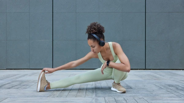 Método japonês viral promete queimar gordura e melhorar a postura em apenas 1 minuto