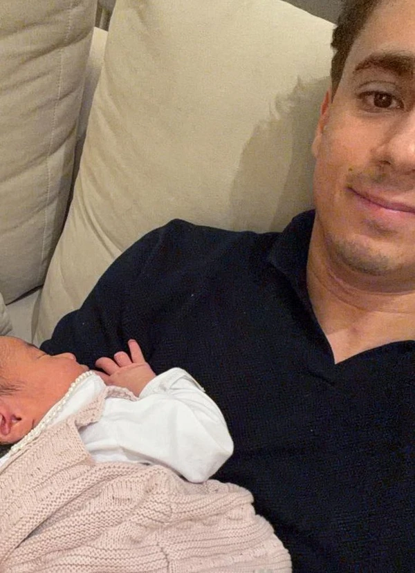 Nikolas Ferreira com a filha Serena por Reprodução