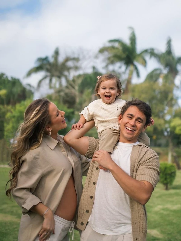 Nikolas Ferreira e a esposa  Lívia Orletti e a filha Aurora por Reprodução