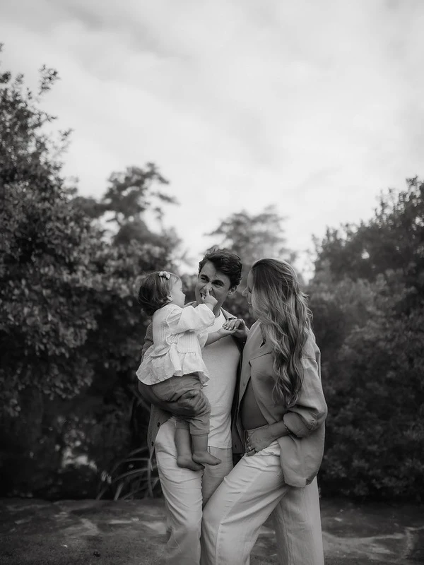 Nikolas Ferreira e a esposa  Lívia Orletti com a filha Aurora por Reprodução