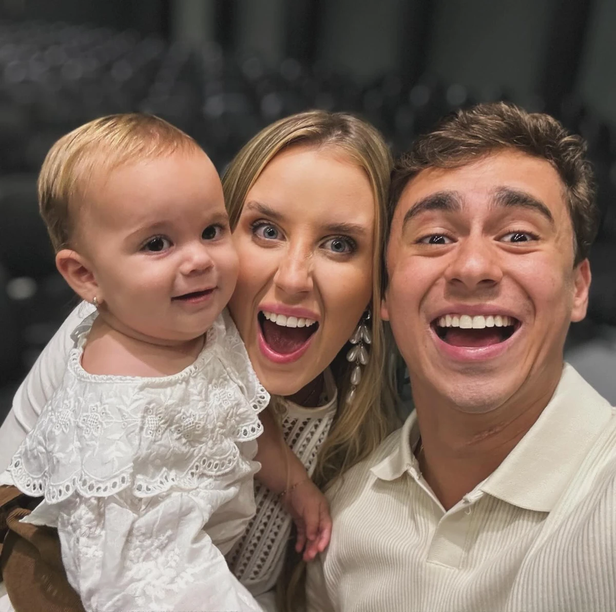 Nikolas Ferreira e a esposa  Lívia Orletti com a filha Aurora por Reprodução