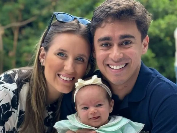 Nikolas Ferreira e a esposa  Lívia Orletti com a filha Aurora por Reprodução