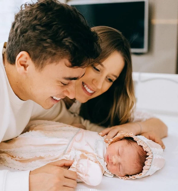 Nikolas Ferreira e a esposa  Lívia Orletti com Aurora por Reprodução