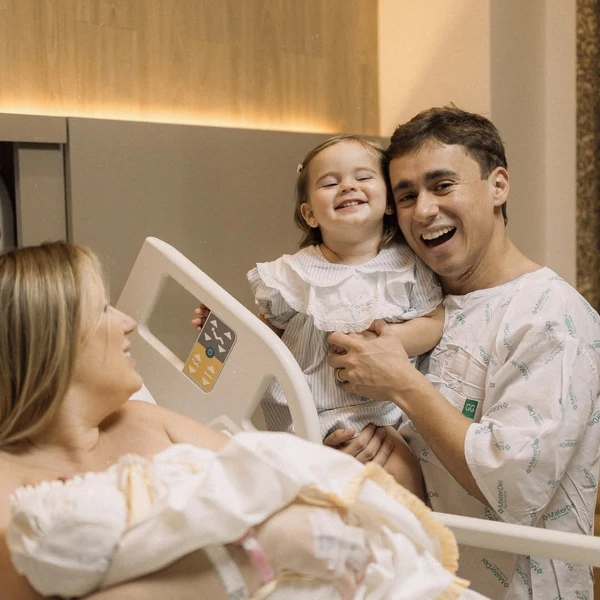Nikolas Ferreira e a esposa Lívia Orletti com as filhas por Reprodução