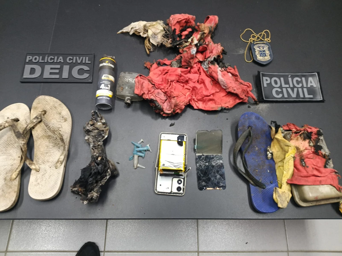 Objetos foram encontrados em duas fogueiras por Divulgação/Polícia Civil