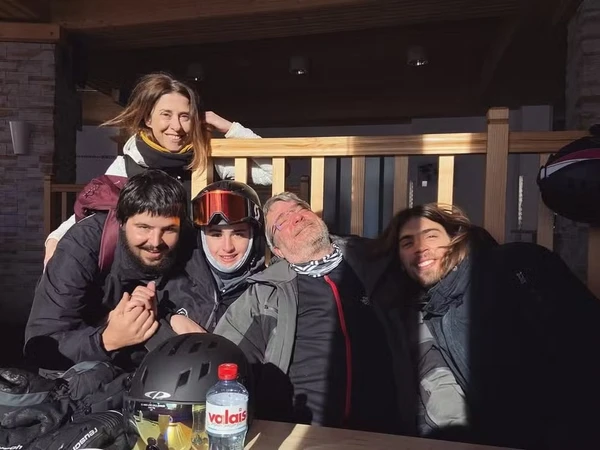 Pedro Waddington (à direita) com o pai, Andrucha, a madrasta, Fernanda Torres, e outros parentes  por Reprodução/Instagram