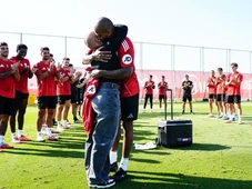 Imagem - Clube espanhol faz homenagem emocionante para esposa de jogador brasileiro que venceu câncer