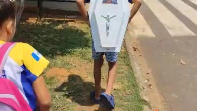 Imagem - No dia da 'mochila maluca', menino surpreende e emociona ao levar caixão em homenagem ao pai