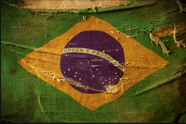 Bandeira do Brasil envelhecida e rasgada em tecido