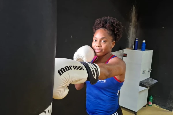 Boxeadora baiana, Fernanda Santos vive sintonia entre esporte e maternidade por Alan Pinheiro/CORREIO