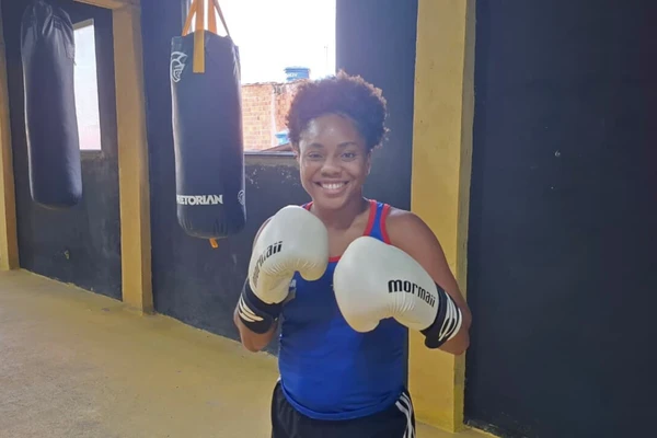 Boxeadora baiana, Fernanda Santos vive sintonia entre esporte e maternidade por Alan Pinheiro/CORREIO