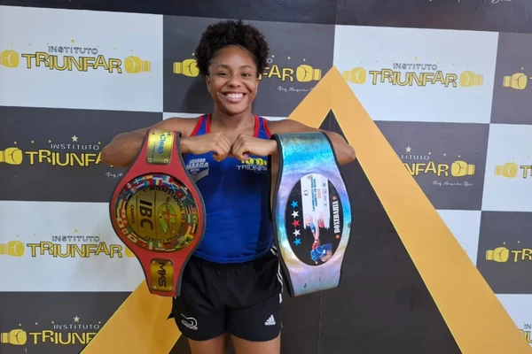 Boxeadora baiana, Fernanda Santos vive sintonia entre esporte e maternidade por Alan Pinheiro/CORREIO