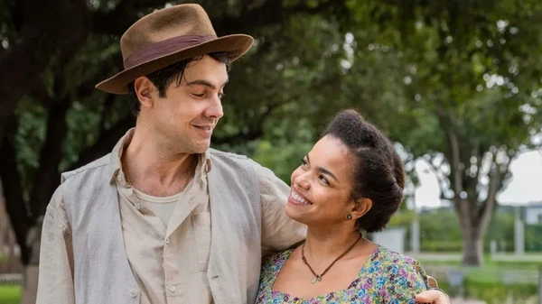 Candinho (Sergio Guizé ) e Dita (Jeniffer Nascimento) em 'Êta Mundo Melhor'