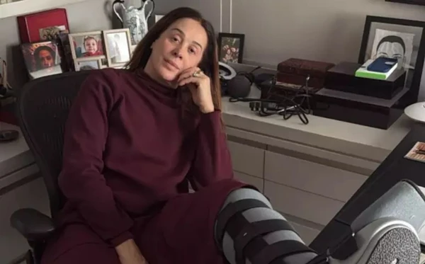 Claudia Raia se afasta dos palcos após fratura no tornozelo