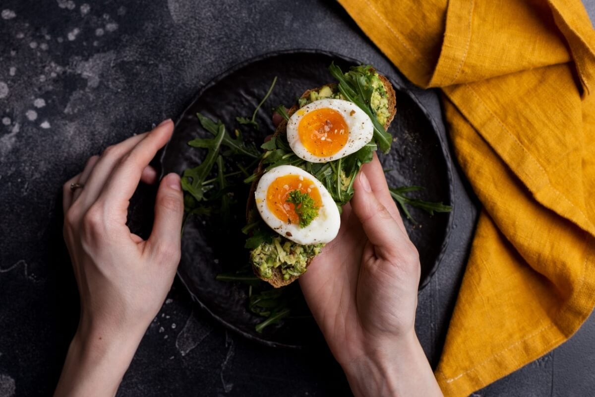 O ovo é um alimento nutritivo e benéfico para a saúde (Imagem: Tonya Koreneva | Shutterstock)