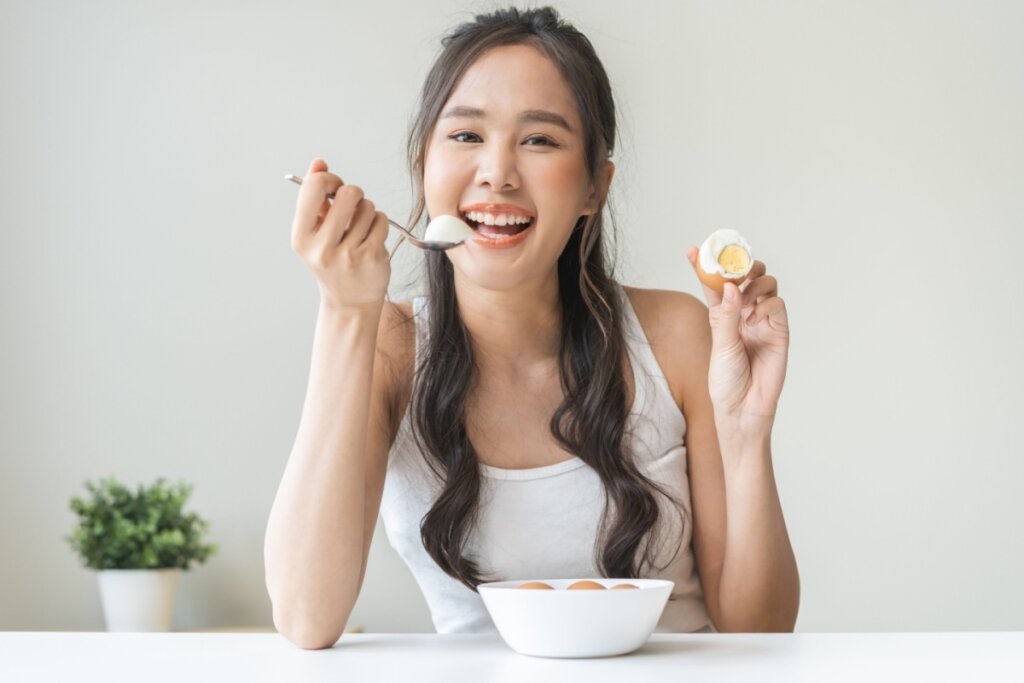O ovo pode ser incorporado na alimentação de maneira saudável (Imagem: Kmpzzz | Shutterstock)
