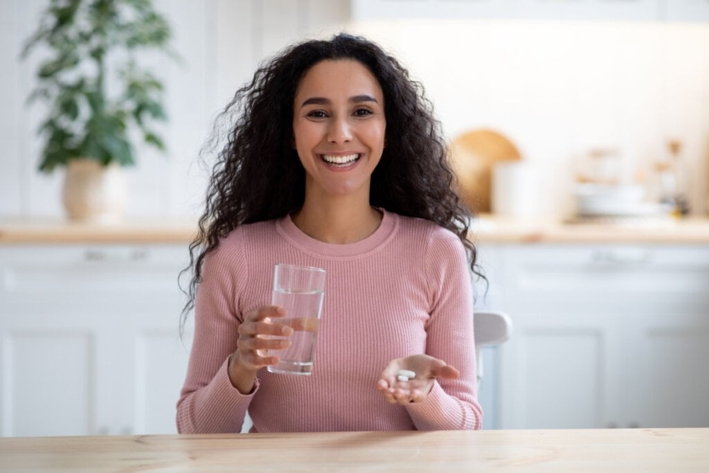 O uso de suplementos sem orientação médica pode prejudicar a saúde do corpo e dos cabelos (Imagem: Prostock-studio | Shutterstock)