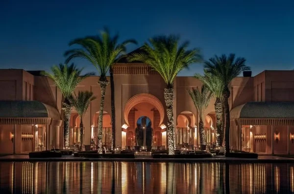 Endrick e esposa se hospedaram em hotel com diárias de mais de R$ 50 mil que fica em Amanjena, em Marrakech por Divulgação