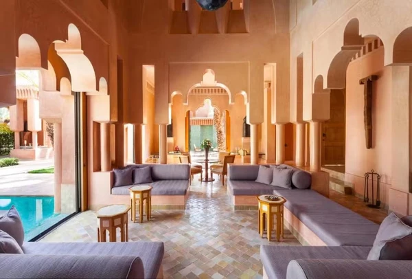 Endrick e esposa se hospedaram em hotel com diárias de mais de R$ 50 mil que fica em Amanjena, em Marrakech por Divulgação