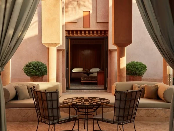Endrick e esposa se hospedaram em hotel com diárias de mais de R$ 50 mil que fica em Amanjena, em Marrakech por Divulgação