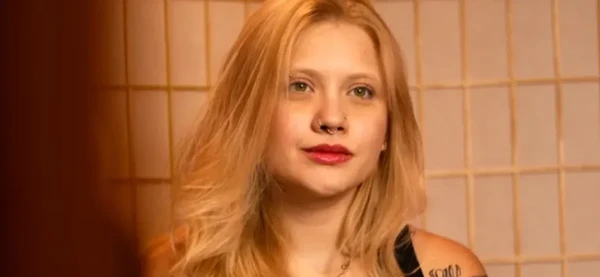 Jovem jogou glitter no apartamento e carro do ex por Reprodução