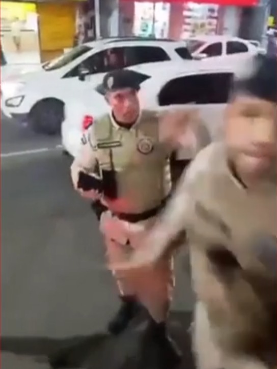 Manifestante gravou momento de agressão  por Reprodução