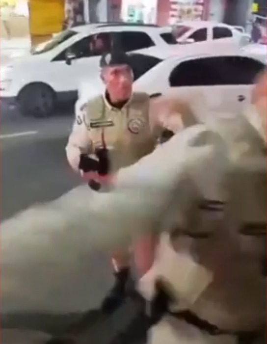 Manifestante gravou momento de agressão  por Reprodução