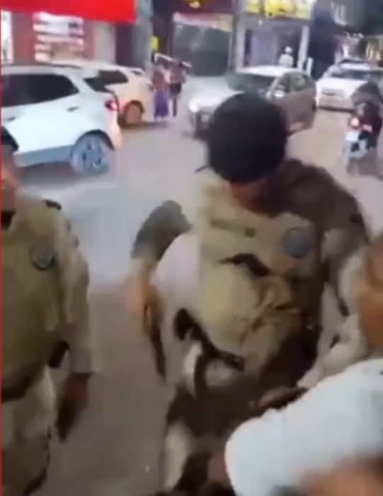 Manifestante gravou momento de agressão  por Reprodução