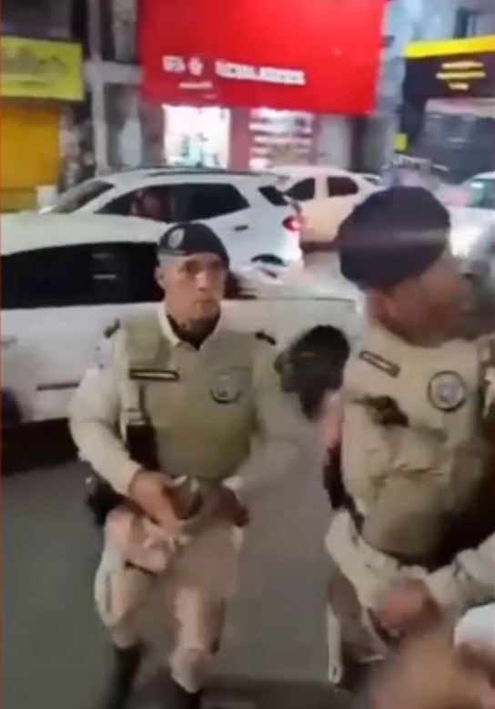 Manifestante gravou momento de agressão  por Reprodução
