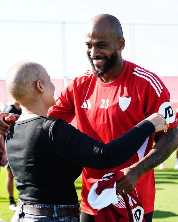 Marcão e Pamela Teixeira durante homenagem do Sevilla por Divulgação/Sevilla FC