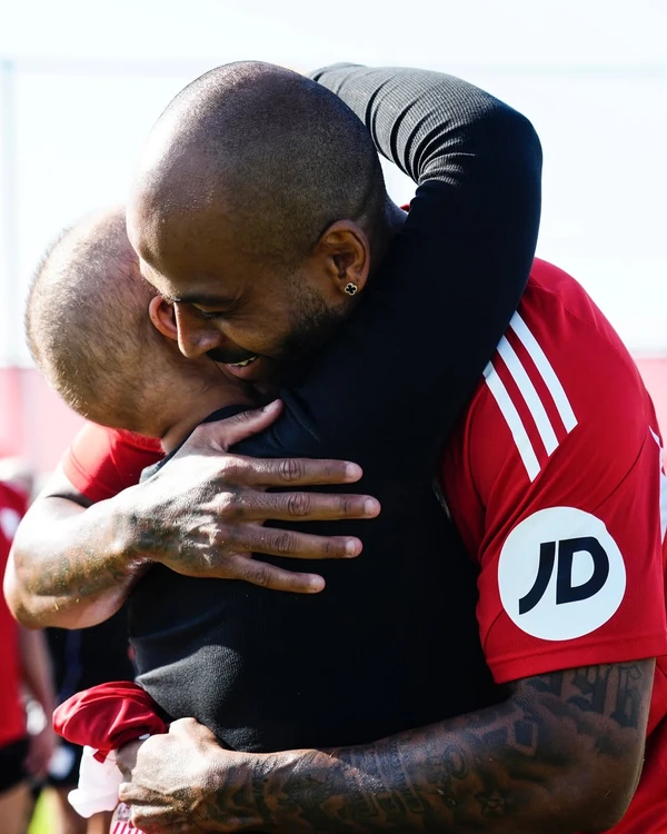 Marcão e Pamela Teixeira durante homenagem do Sevilla por Divulgação/Sevilla FC