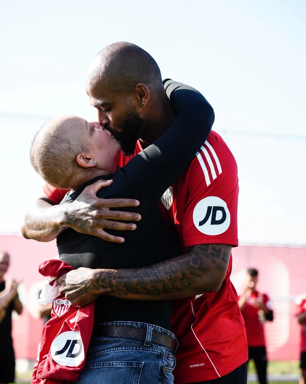 Marcão e Pamela Teixeira durante homenagem do Sevilla por Divulgação/Sevilla FC