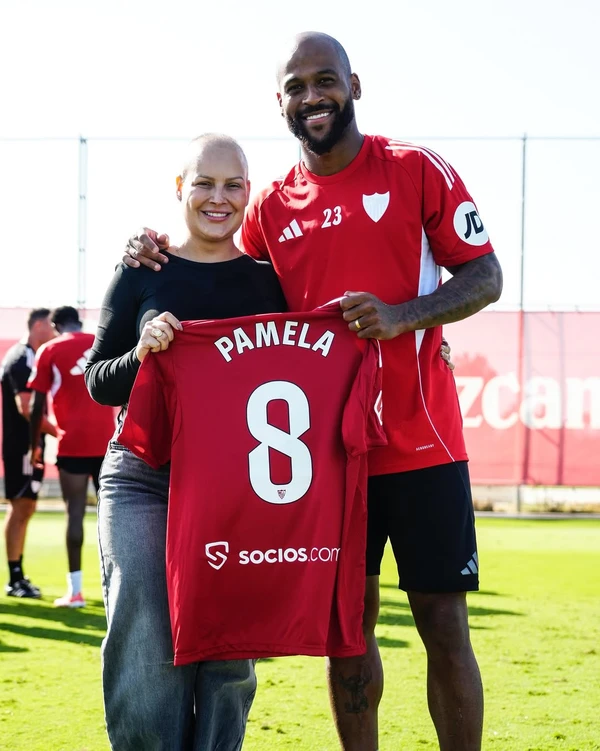 Marcão e Pamela Teixeira durante homenagem do Sevilla por Divulgação/Sevilla FC