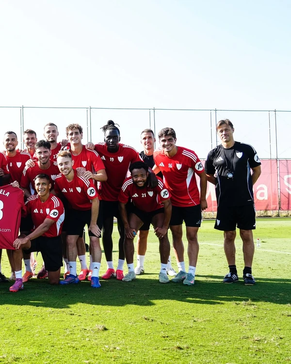Marcão e Pamela Teixeira durante homenagem do Sevilla por Divulgação/Sevilla FC