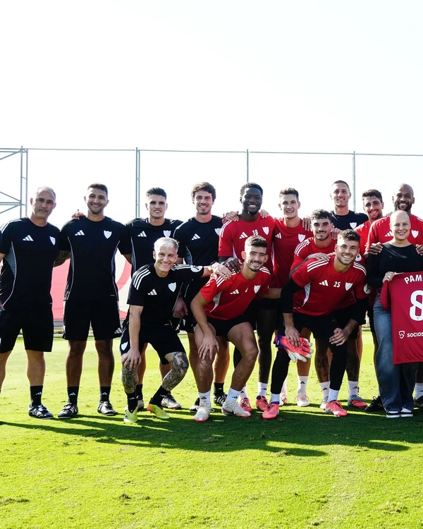 Marcão e Pamela Teixeira durante homenagem do Sevilla por Divulgação/Sevilla FC