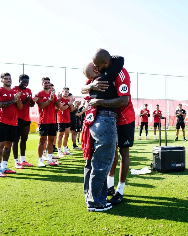 Marcão e Pamela Teixeira durante homenagem do Sevilla por Divulgação/Sevilla FC