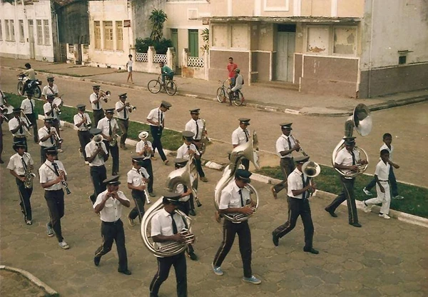 No Brasil,  as primeiras manifestações de bandas são encontradas na Bahia, séculos  antes do sur- gimento das filarmônicas
