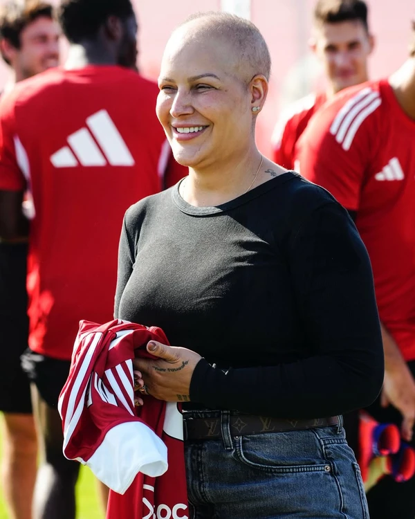 Pamela Teixeira durante homenagem do Sevilla por Divulgação/Sevilla FC